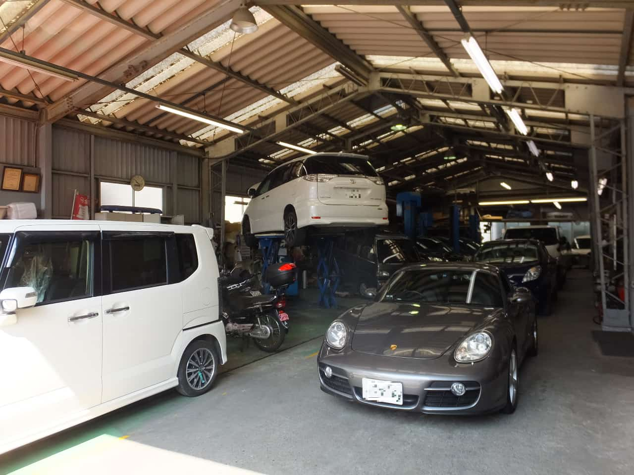 堀切自動車工場作業場風景